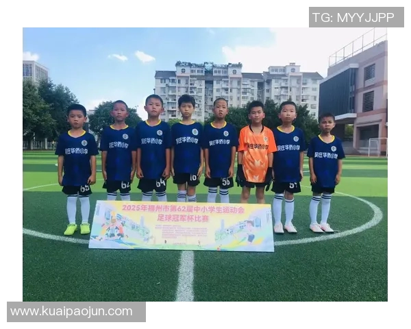 足球明星为队友送上新手机展现深厚友谊与团队精神 足球明星为队友送上新手机展现深厚友谊与团队精神